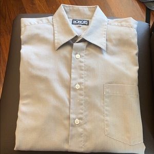 Men’s short sleeve dress shirt Size: Large